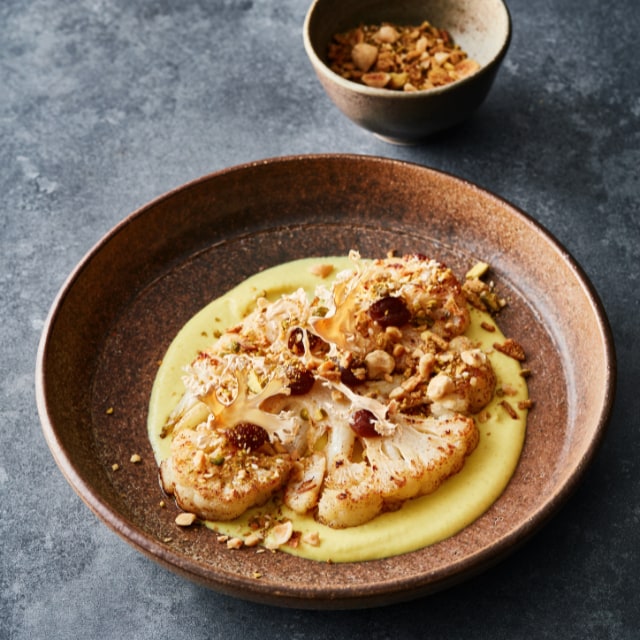 Bloemkoolsteak met dadelpuree, dukkah en bloemkool-kerriesaus